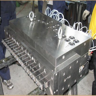 Exportador de moldes de extrusión de paneles huecos de CPVC WPC de 700 mm pulidos y electrocolados