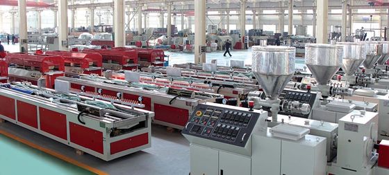 Máquina de extrusión de paneles de puertas de PVC Yuhao de 55 kW para la producción de perfiles de PVC de SIEMENS