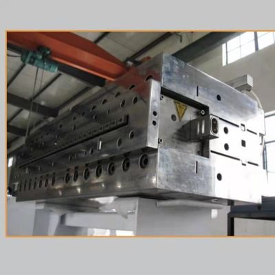 800 mm WPC máquina de puertas de fabricación de extrusión de molde para los requisitos del cliente