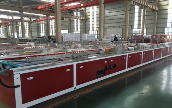 Máquina avanzada de fabricación de perfiles plásticos de PVC WPC para la fabricación de paneles de puertas interiores