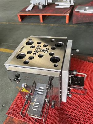 Molde de extrusión para dos cavidades de plástico de espuma y herramienta de formación de perfiles de extrusión
