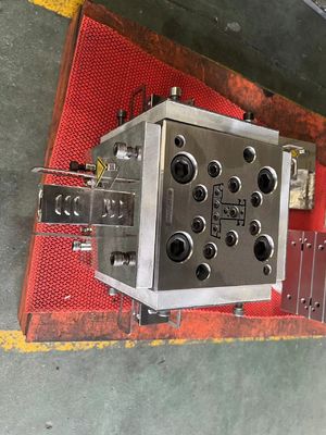 Molde de extrusión para dos cavidades de plástico de espuma y herramienta de formación de perfiles de extrusión