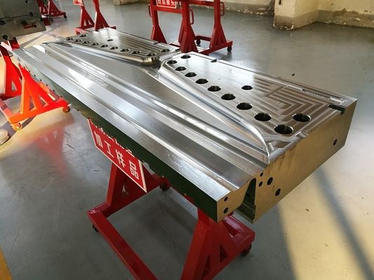 En el caso de las placas de plástico de espuma de 1000 mm, el molde de canal único con pulido