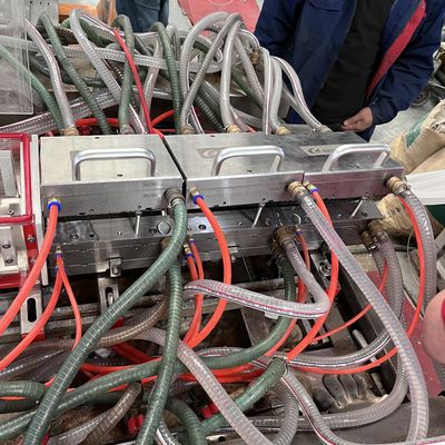 Electroplataje Polido de PVC Estiramiento de tableros de base de perfiles de extrusión de molde para productos