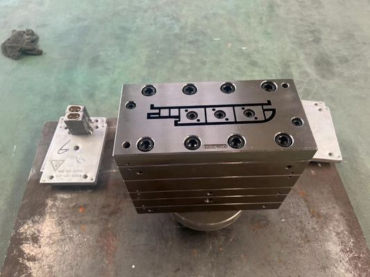 Molde de perfil auxiliar de PVC y herramienta de cubierta de puerta de plástico de madera WPC con diseño AutoCAD