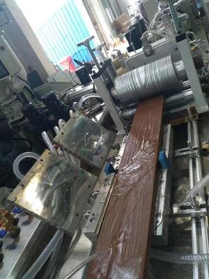 Máquina de fabricación de perfiles de cubierta de plástico PE WPC de doble tornillo para 150-200 kg/h Capacidad