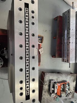Muere de extrusión de PVC rígido personalizado para el tablero de gabinete Panel de espuma de tablero de pared Panel de puerta hueco 5 años de vida útil del molde