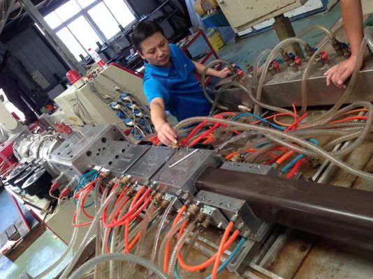 Máquina de extrusión para pisos de madera y plástico compuesto con capacidad de 150-200 kg/h