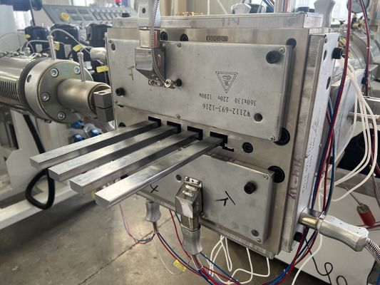 Molde de extrusión de plástico de madera WPC para cubiertas de suelo de 150 mm de ancho línea de producción