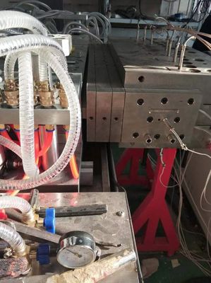 Máquina de extrusión de paneles de puertas UPVC/WPC para obras de construcción