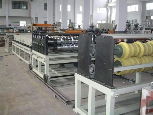 Línea de producción de tejas de PVC de diseño de doble tornillo con diámetro de tornillo de 80/156 mm