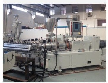 Máquina de extrusión de láminas de techo acristaladas de PVC de doble tornillo cónico con ABB Inverte