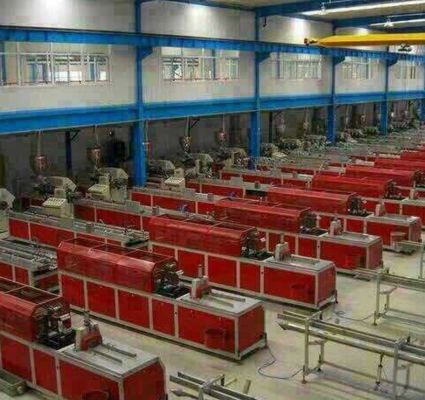 Línea de extrusión de perfiles de ventanas de PVC de 65/132 mm de diámetro de tornillo para la producción de marcos de ventanas