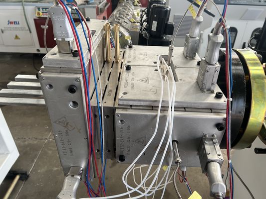 Línea de máquina de extrusión WPC de doble tornillo cónico contra-rotativo para obtener un rendimiento superior