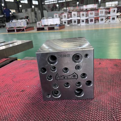 Molde de extrusión para el perfil auxiliar de PVC de 1 cavidad y línea de producción de cubiertas de puertas de WPC