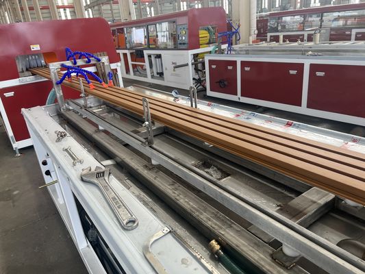 Línea de máquina de extrusión WPC de doble tornillo cónico contra-rotativo para obtener un rendimiento superior