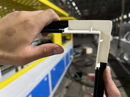 El molde de bandaje de borde de puerta UPVC de acabado plateado con diseño personalizado y material 3CR17