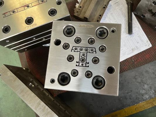 Extrusión molde UPVC máquina de puertas de ventanas para paneles decorativos de paredes de plástico
