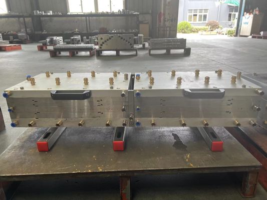 3CR17 Material de moldeado Molde de extrusión de perfiles de PVC para la conformación precisa de extrusores de tornillos gemelos