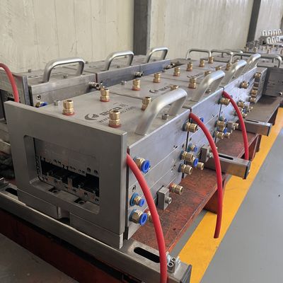 Línea de extrusión de moldes de UPVC de tamaño personalizado con pulido de electroplataje