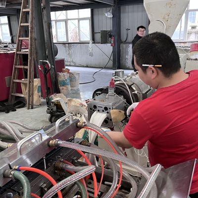 Máquina de extrusión de perfiles de ventanas y puertas de PVC de última generación para productos domésticos