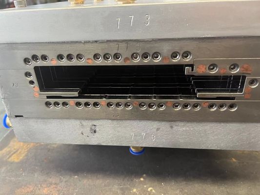 Tamaño del cliente Molde de extrusión de plata WPC para perfiles de ventanas y puertas de plástico