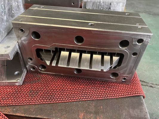 Molde de marco de puerta de espuma de plástico de madera de PVC para la extrusión de perfiles de ventanas y puertas de PVC de WPC