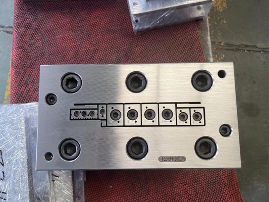 Molde de marco de puerta de espuma de plástico de madera de PVC para la extrusión de perfiles de ventanas y puertas de PVC de WPC