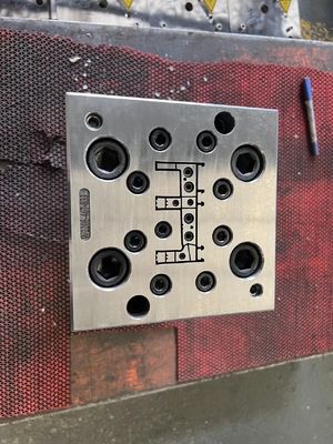 Construcción de esquinas de perfil de PVC personalizado con 3CR17 Material de molde Producción y diseño