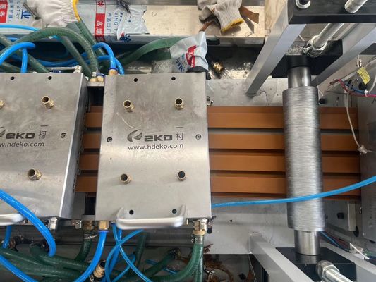 3CR17 Máquina de producción de cubiertas de material de molde WPC para paneles exteriores de suelo y pared