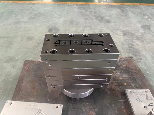 Herramientas de extrusión para perfiles de ventanas y puertas de WPC Molde de productos domésticos de plata
