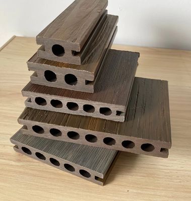 Panel de pared compuesto de plástico de madera de tamaño PE personalizado para tableros de revestimiento de WPC