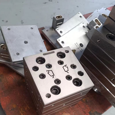 Molde a presión de plástico de plata versátil para la extrusión de PVC de perfiles de ventanas y puertas