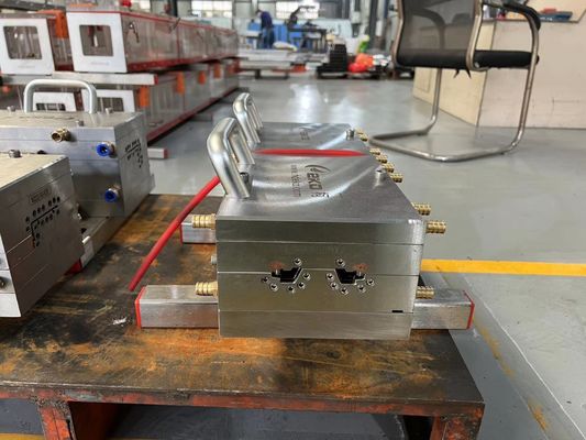 1 Molde de perlas de vidrio y cavidad de perfil de UPVC extrusión de molde a presión para cubiertas de puertas de ventanas