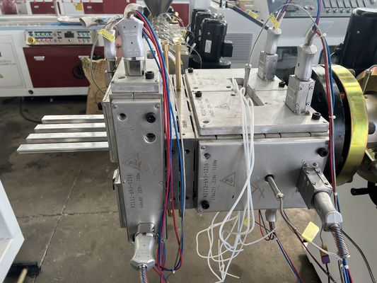 1 Línea de extrusión de suelo de madera de plástico compuesto de plata para paneles de pared de PE